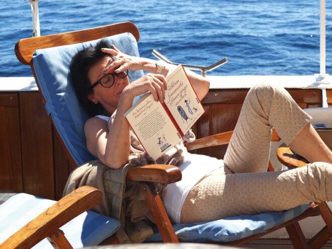 SeaCloud_Kreuzfahrten_Frau-lesend