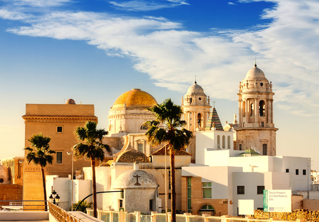 Ansicht der Kathedrale von Cádiz mit blauem Himmel im Hintergrund.