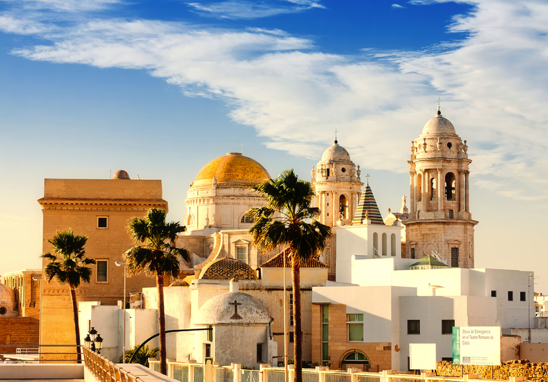 Ansicht der Kathedrale von Cádiz mit blauem Himmel im Hintergrund.