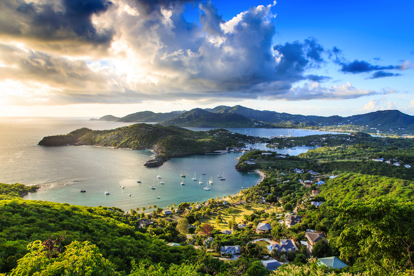Sonnenuntergang am English Harbor auf der Insel Antigua, Antigua und Barbuda, in der Karibik.