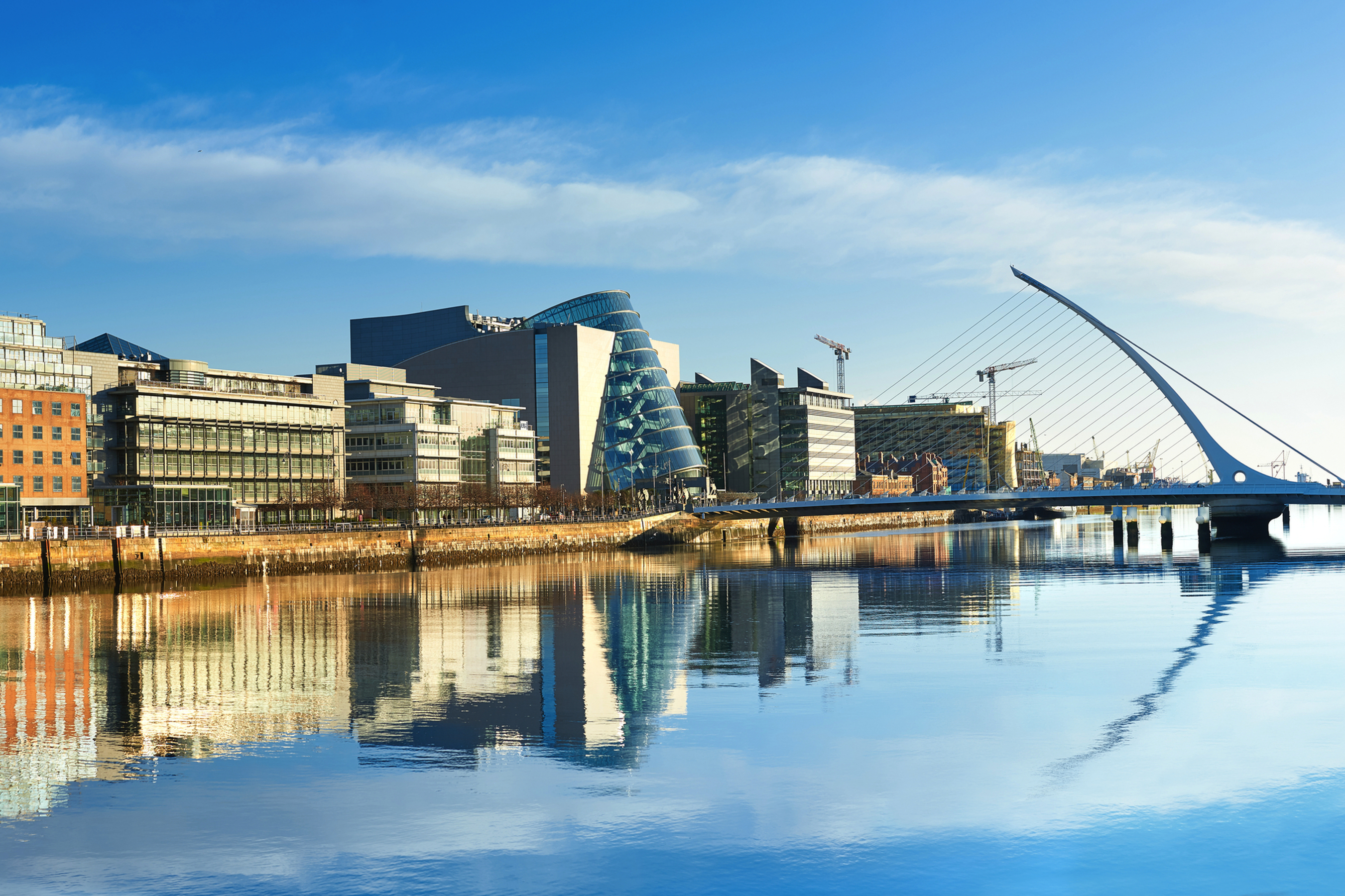 moderne Gebäude und Büros entlang des Flusses Liffey in Dublin, Republik Irland