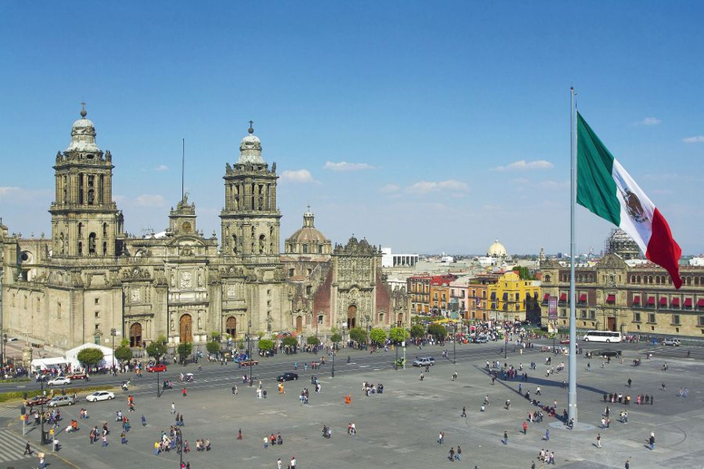 Plaza mit Kathedrale und großer Flagge in Mexiko-Stadt